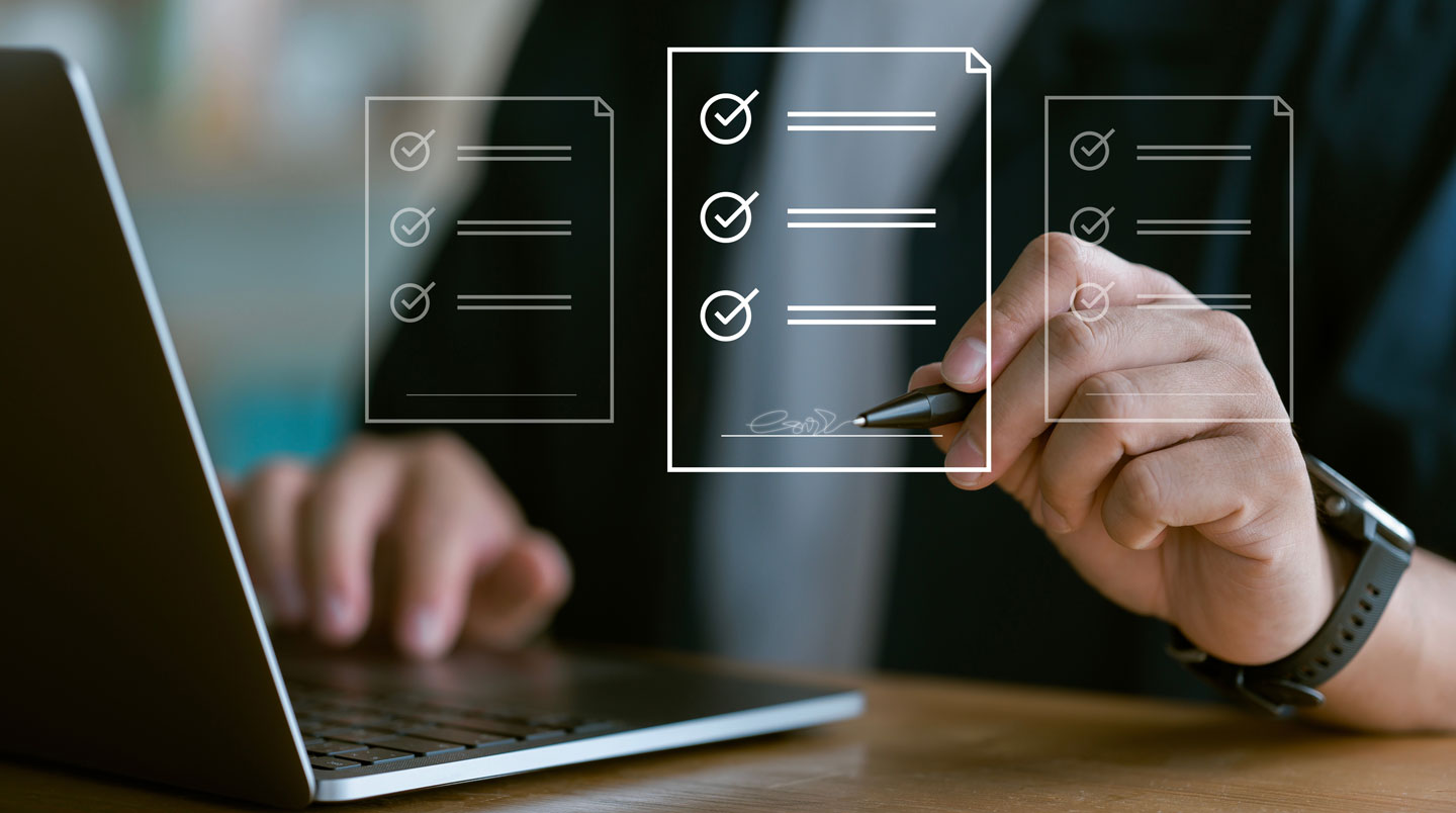 Main signant électroniquement un document sur tablette professionnelle avec popup affichant certificat de signature qualifiée eIDAS et horodatage au format français